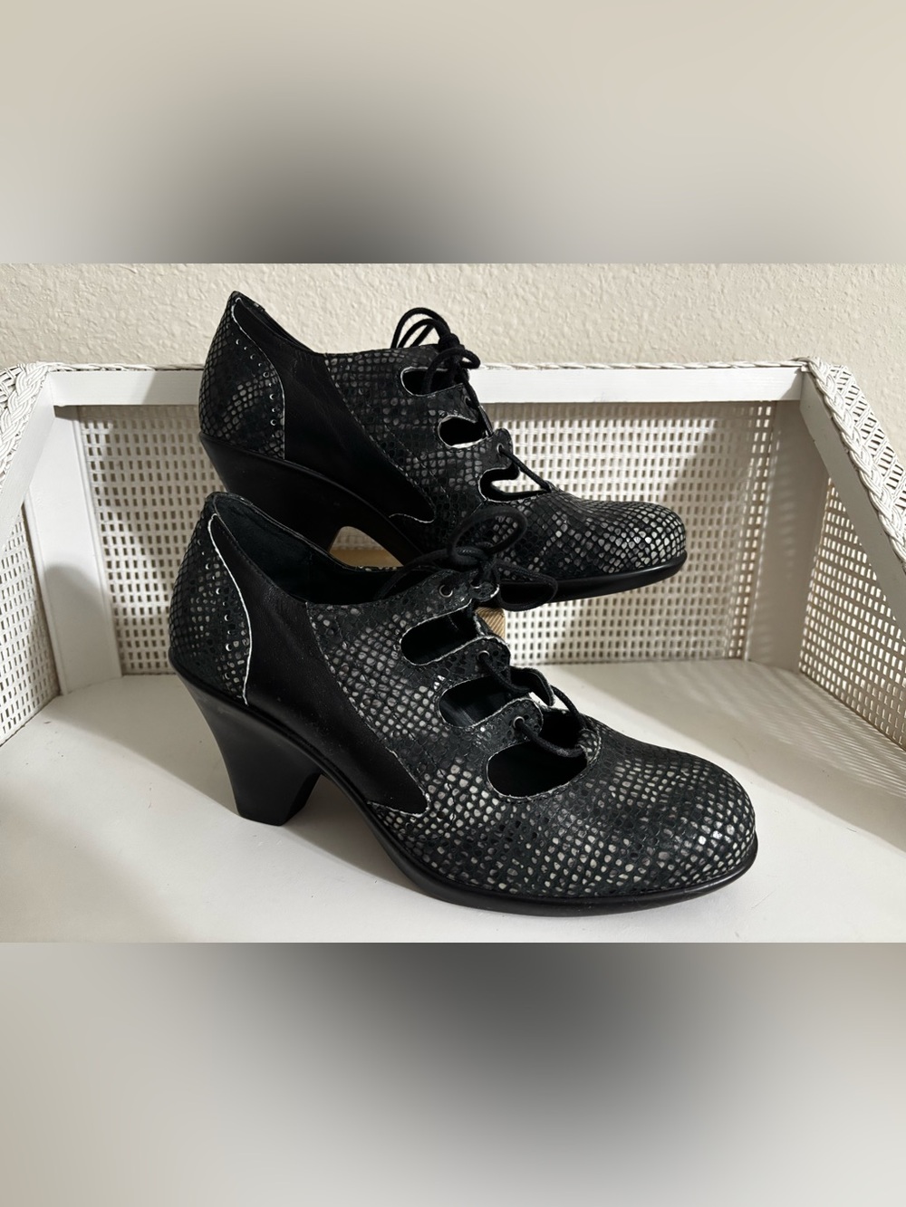 Dromedaris Black Textured Leather Lace-Up Cut-Out Ankle Booties Sz 40 - Near New